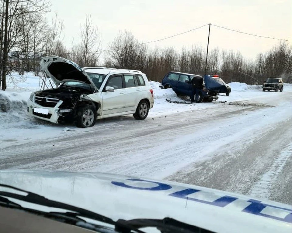 В лобовом столкновении пострадал пожилой водитель...