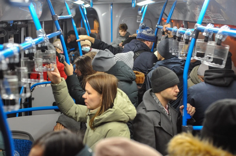 Кондукторов обещали перевести в контролеры и штрафовать безбилетников. Но пока этого не делается