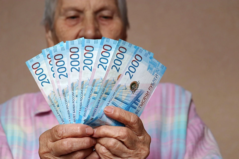Перед самым новым годом депутаты предложили осчастливить 42 миллиона российских пенсионеров — начать выплачивать абсолютно каждому 13-ю пенсию.