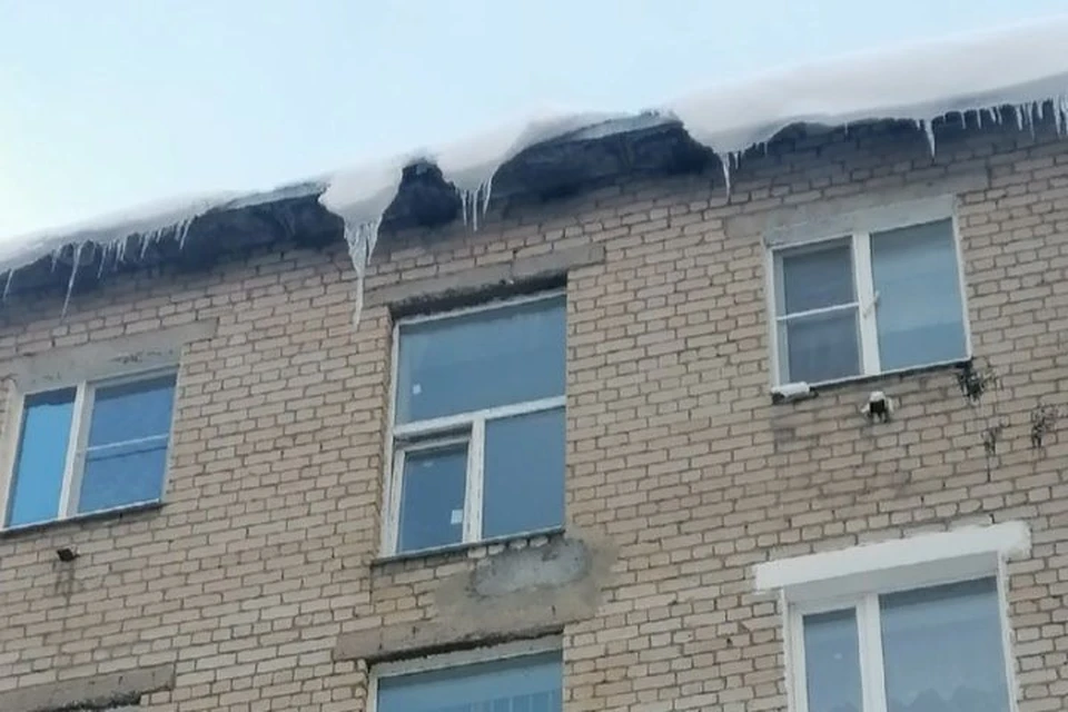 Под козырьками городских домов повисли огромные глыбы. Фото: "Подслушано в Ярославле"
