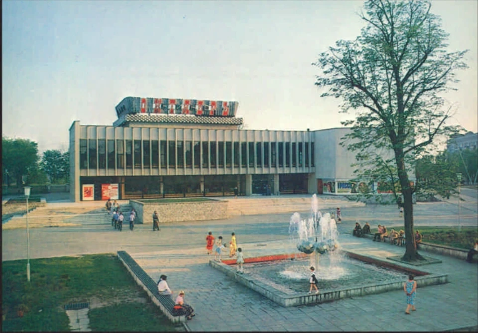 Советская открытка с Домом искусств и фонтаном (автор фото А.Захарченко)