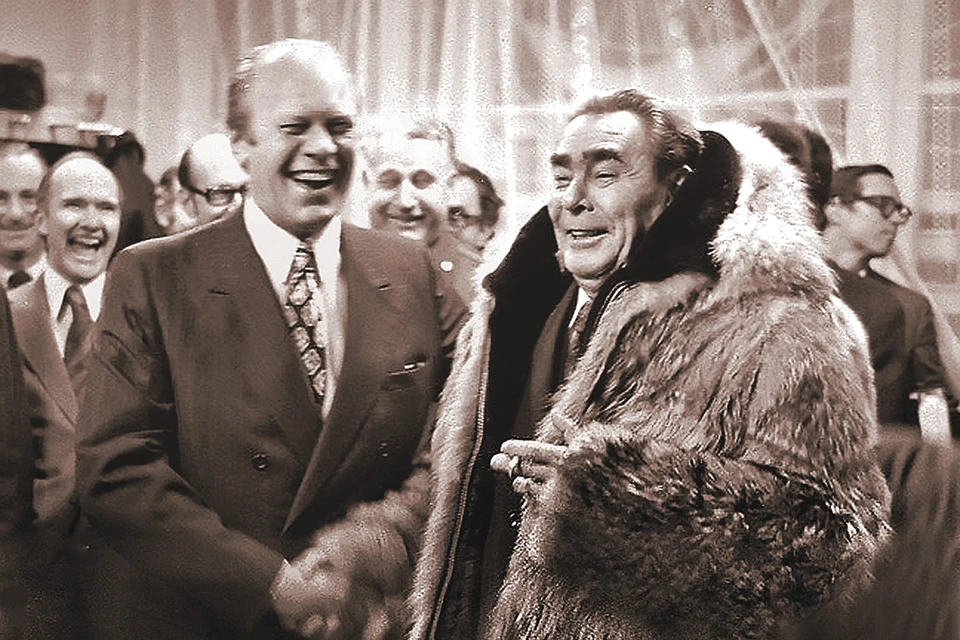 В ноябре 1974-го Леонид Брежнев тепло (во всех смыслах) принял президента США Джеральда Форда во Владивостоке. И тот подарил генсеку шубу, которую он тут же примерил. Фото: Gerald R. presidental foundation