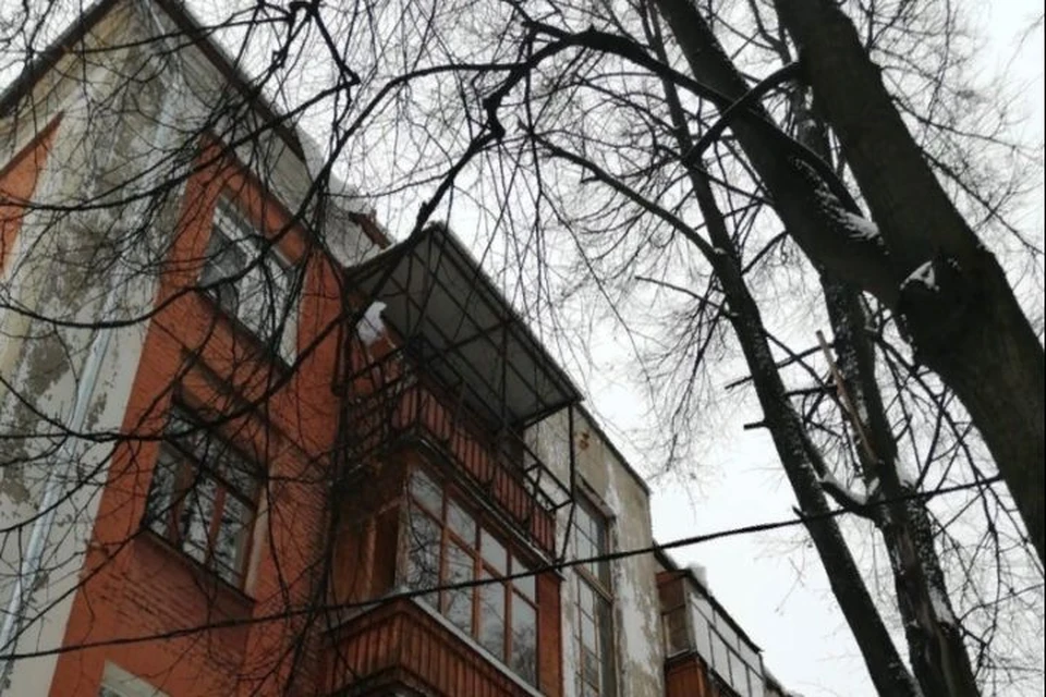 Крыши домов стоят нечищеные и снег регулярно продолжает с них валиться.