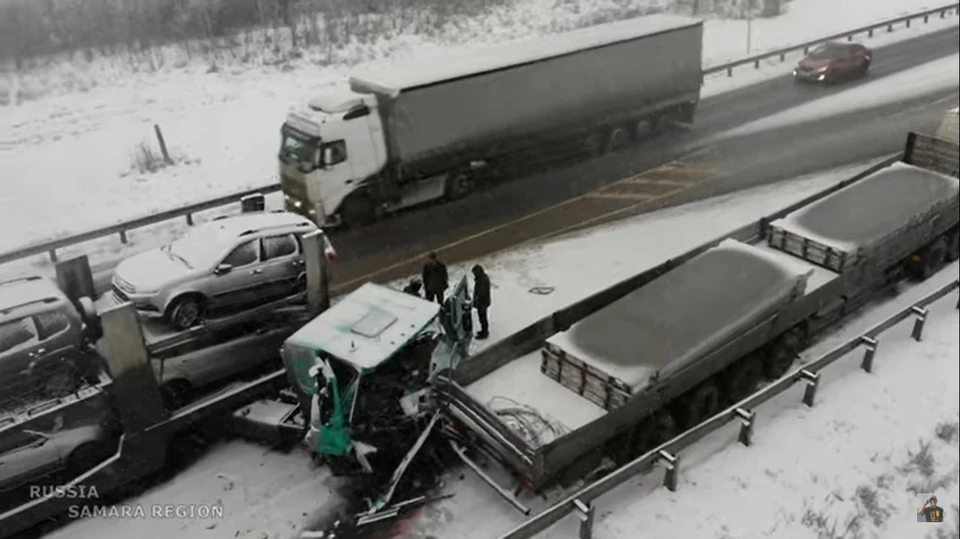 Из-за аварии на трассе образовалась серьезная пробка. Фото: скрин видео