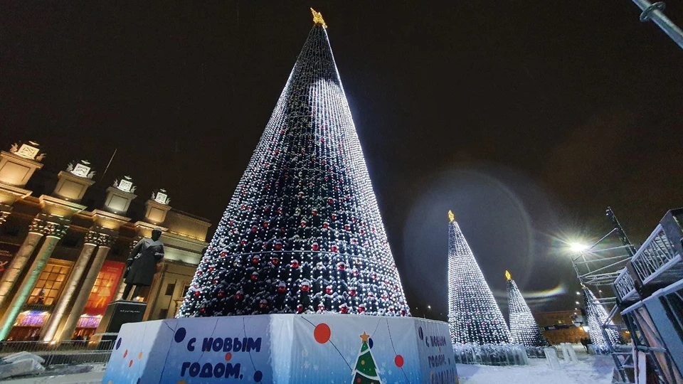 Площадь Куйбышева засверкала праздничными огнями. Фото: администрация Самары