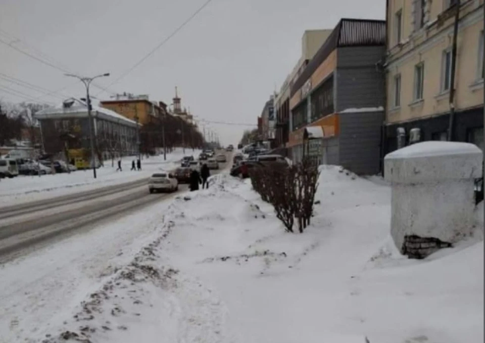 Жители Кузбасса вынуждены рисковать жизнью из-за больших сугробов. Фото: instagram/prokopievsk_ru.