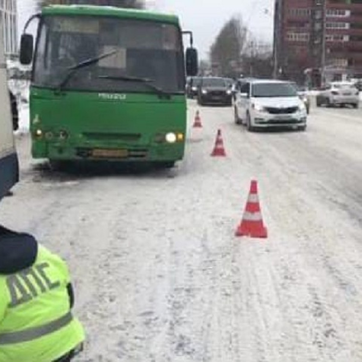 В ДТП с троллейбусом и автобусом в Екатеринбурге пострадали два человека -  KP.RU