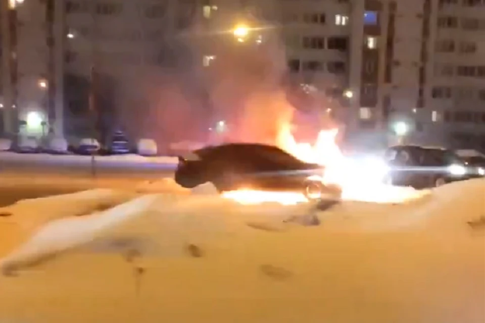 "Поло" сгорел на Богатырском проспекте. Фото: vk.com/spb_today