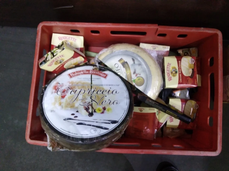 Из фото Управления Россельхознадзора в Омской области видно, что уничтожили элитные и довольно дорогостоящие сорта сыров