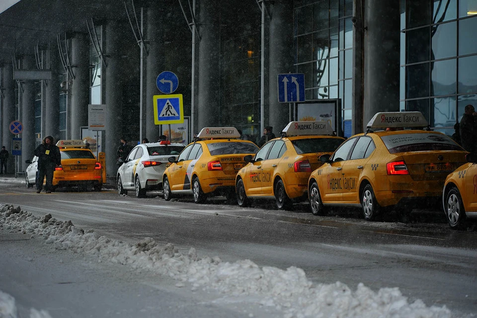 Arrived moscow. Бомбилы Яндекс. Флажок Яндекс такси. Аэропорт Внуково дождь. Фото такси в Москве зимой.