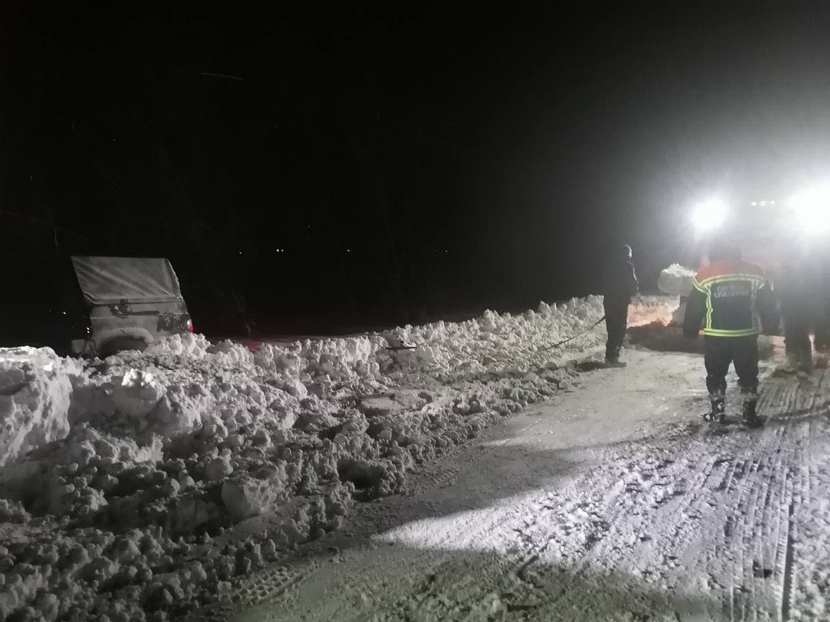 Саратовские спасатели за ночь вытащили восемь человек из застрявших машин -  KP.RU