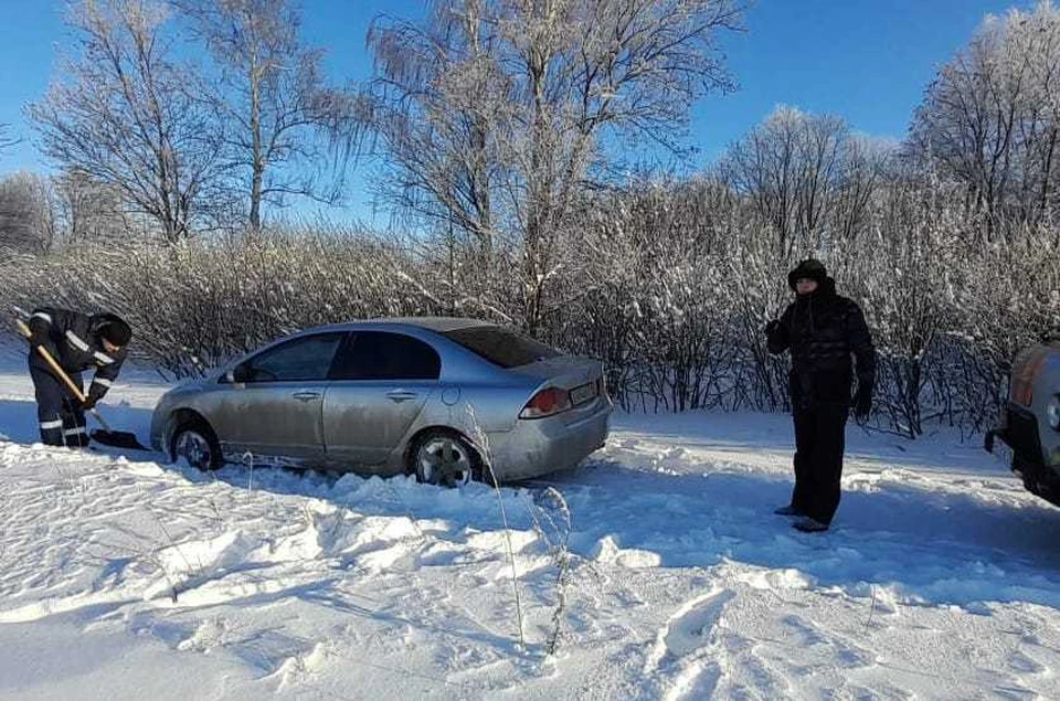 Застрявший автомобиль откопали и извлекли из сугроба.