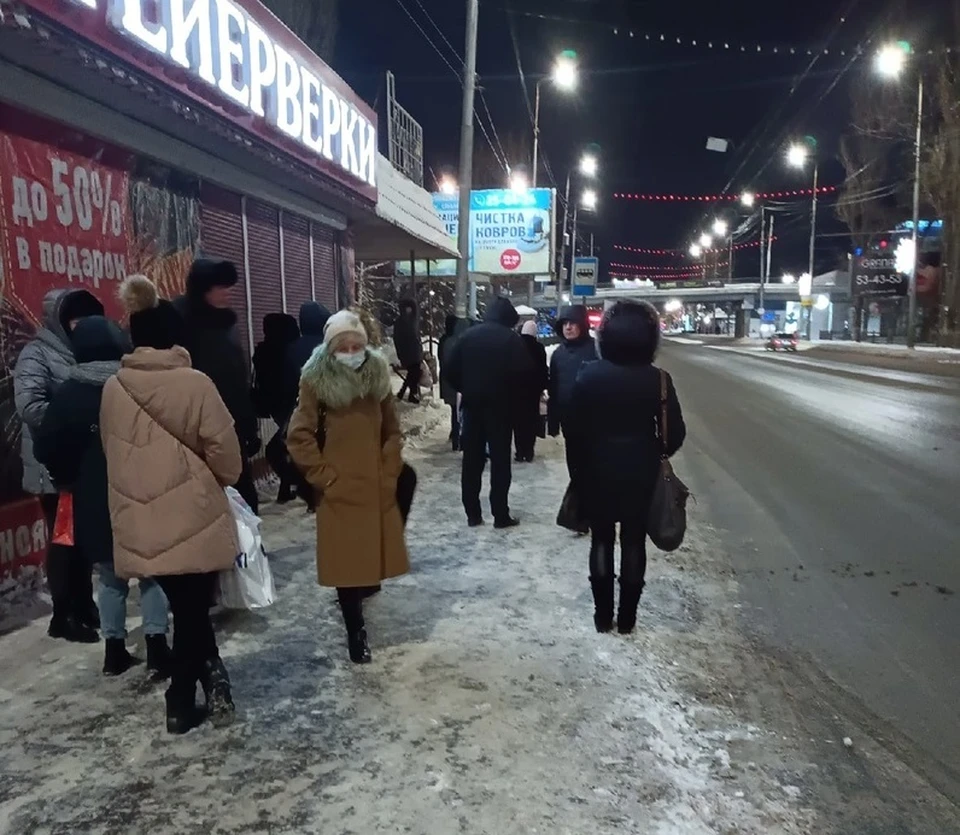 Саратовцы на остановке на проспекте 50 лет Октября