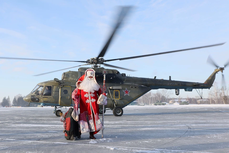 Деда Мороза доставил вертолет Ми-8АМТШ. Фото: ЦВО