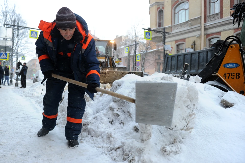 Во вторник улицы Петербурга убирает более 1000 единиц техники