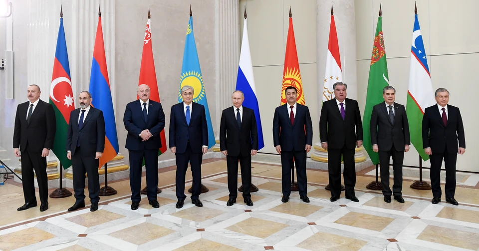 Переговорам предшествовала общая фотосессия на фоне государственных флагов
