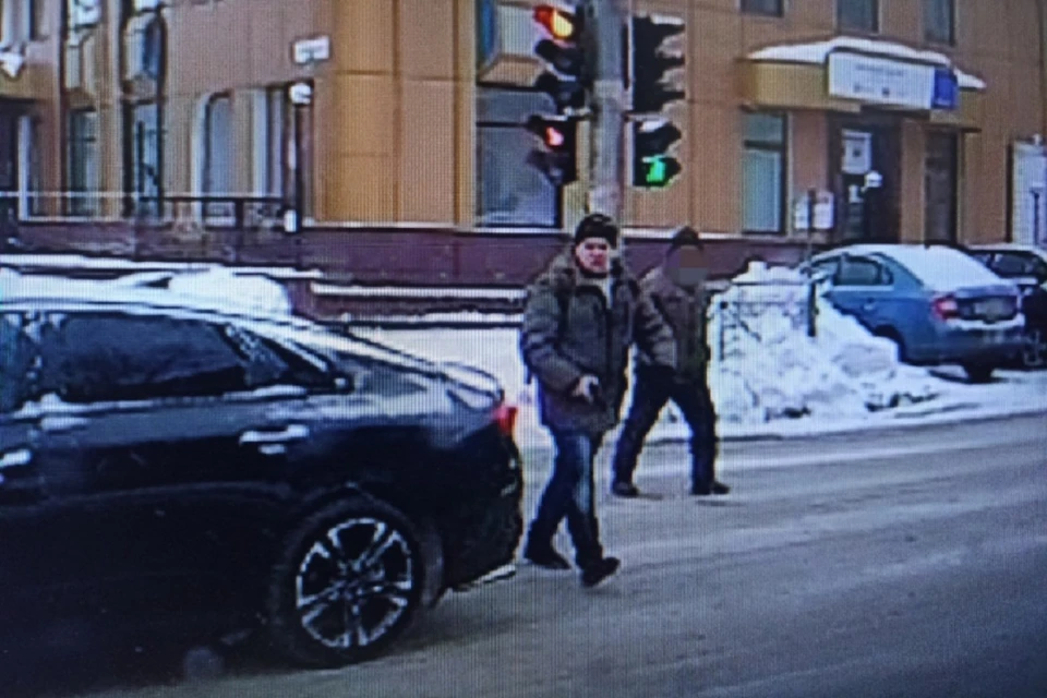 Полицейские ищут пешехода, напавшего с револьвером на новосибирского шоумена. Фото: ГУ МВД по НСО.