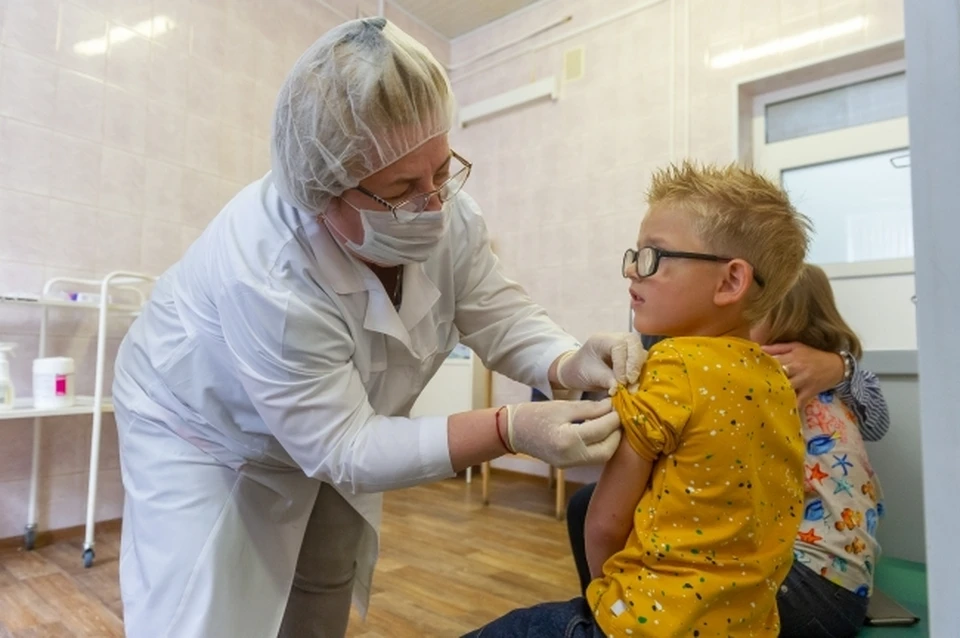 В Омске пока ожидают первых поставок вакцины от ковида для детей.