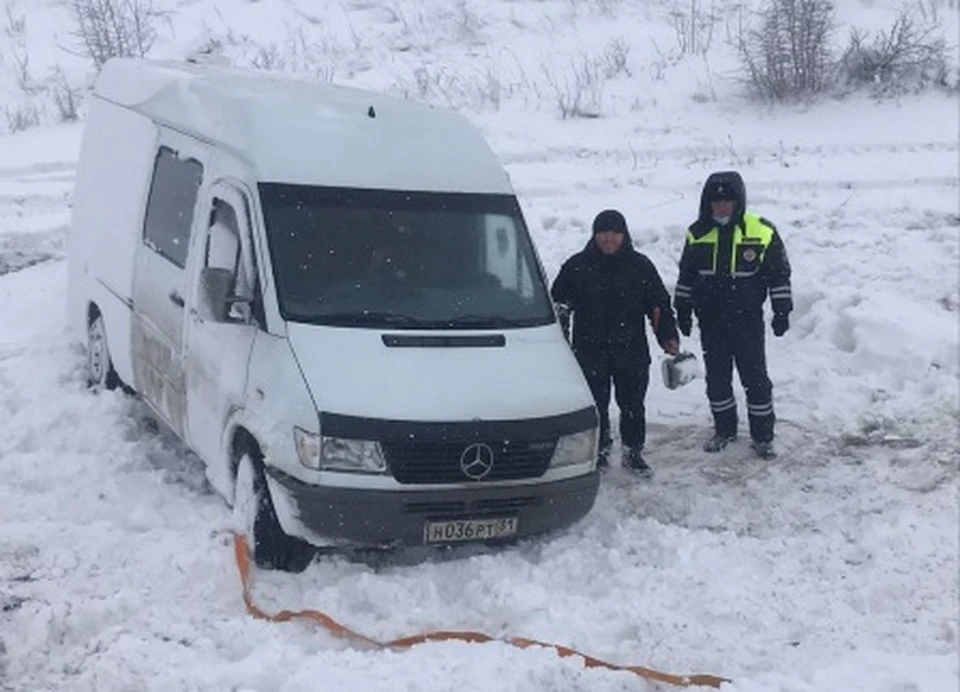 Капитан полиции Виталий Гостев и лейтенант полиции Сергей Денисов при помощи спецтехники помогли водителю выбраться из снега. Фото пресс-службы ГУ МВД России по Воронежской области.