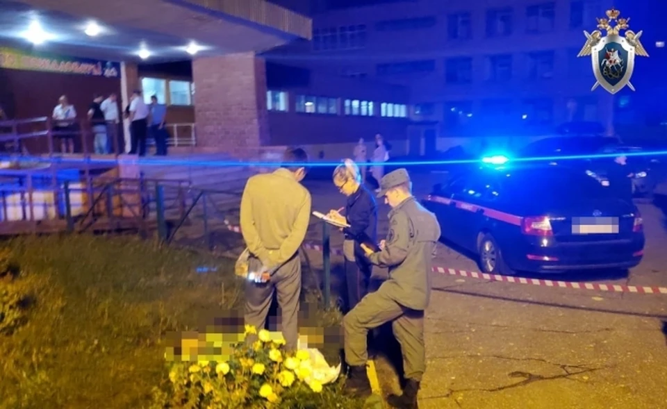 Мальчик коснулся металлорукава с кабелем.