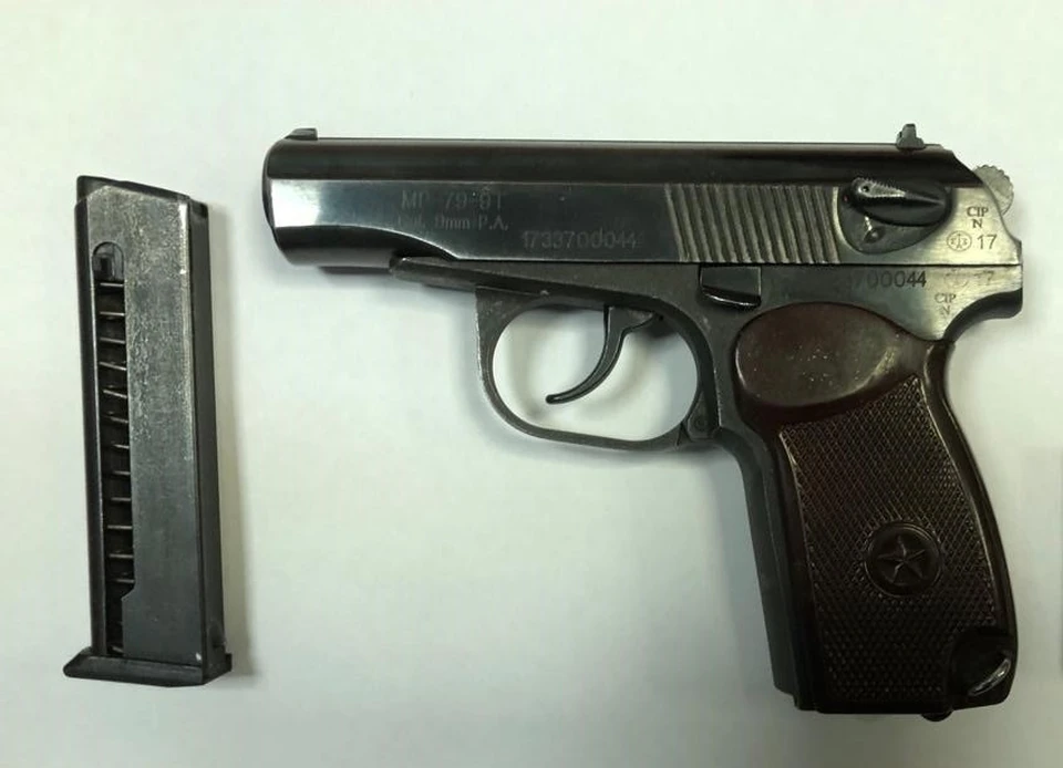 При обыске у мужчины нашли пистолет неустановленной модели со снаряженным магазином