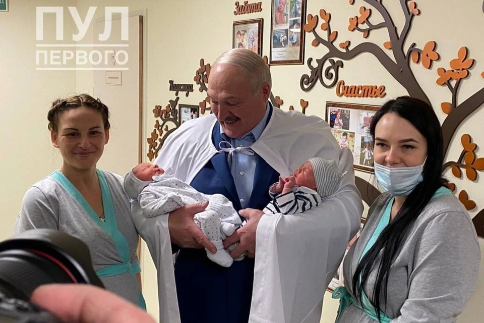 Александр Лукашенко с новорожденными. Фото: телеграм-канал Пул Первого