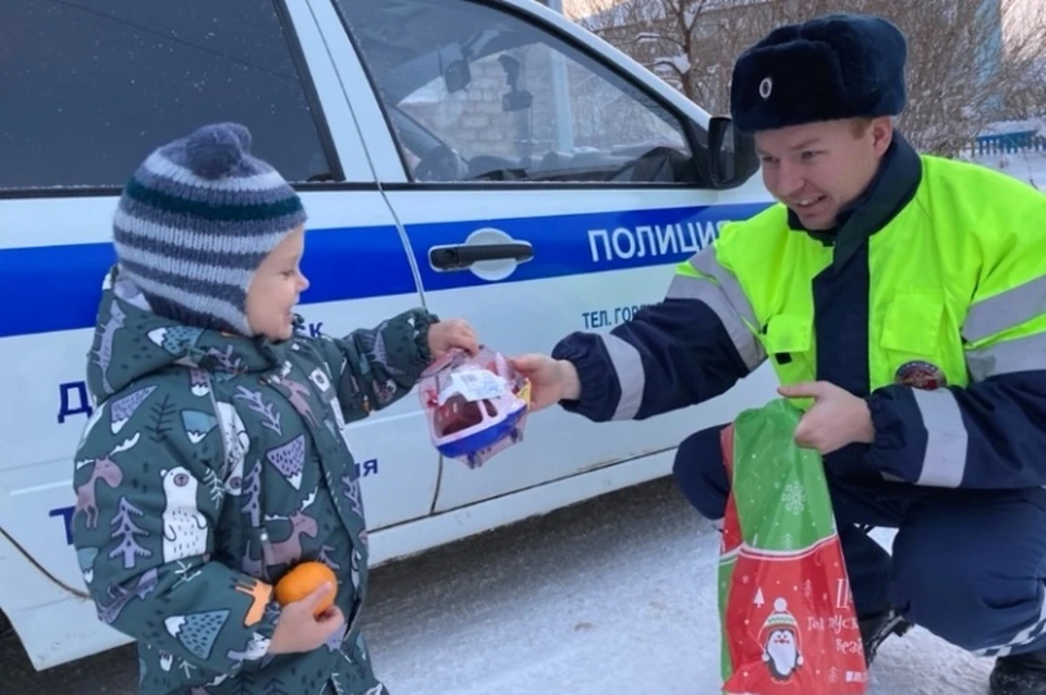 Полицейские вручили мальчику подарки