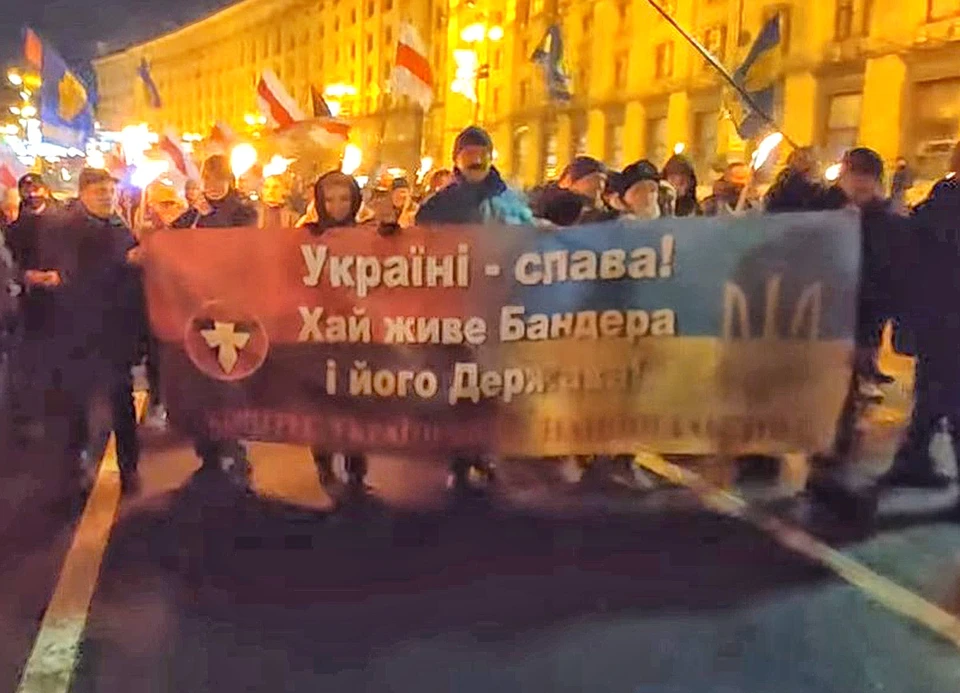 В Киеве прошло очередное факельное шествие националистов.