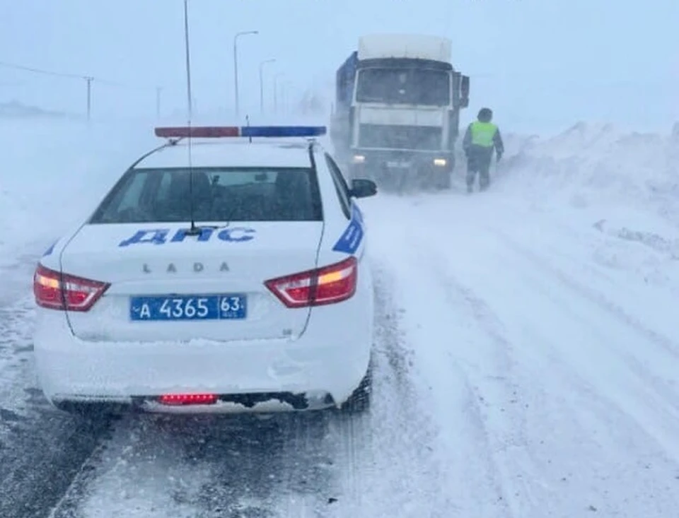 Трассу перекрывали из-за сильной метели / Фото: ГИБДД Самарской области