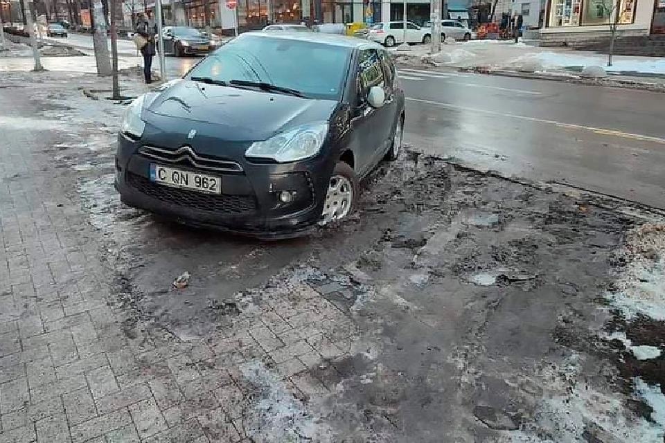 Водители в Кишиневе паркуются как Бог на душу положит. (Фото: сайт мэра Кишинева).