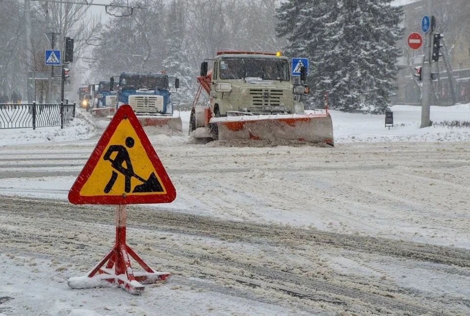 На текущий момент задействовано свыше 130 единиц специализированной техники для уборки снега. Фото: мэрия Донецка
