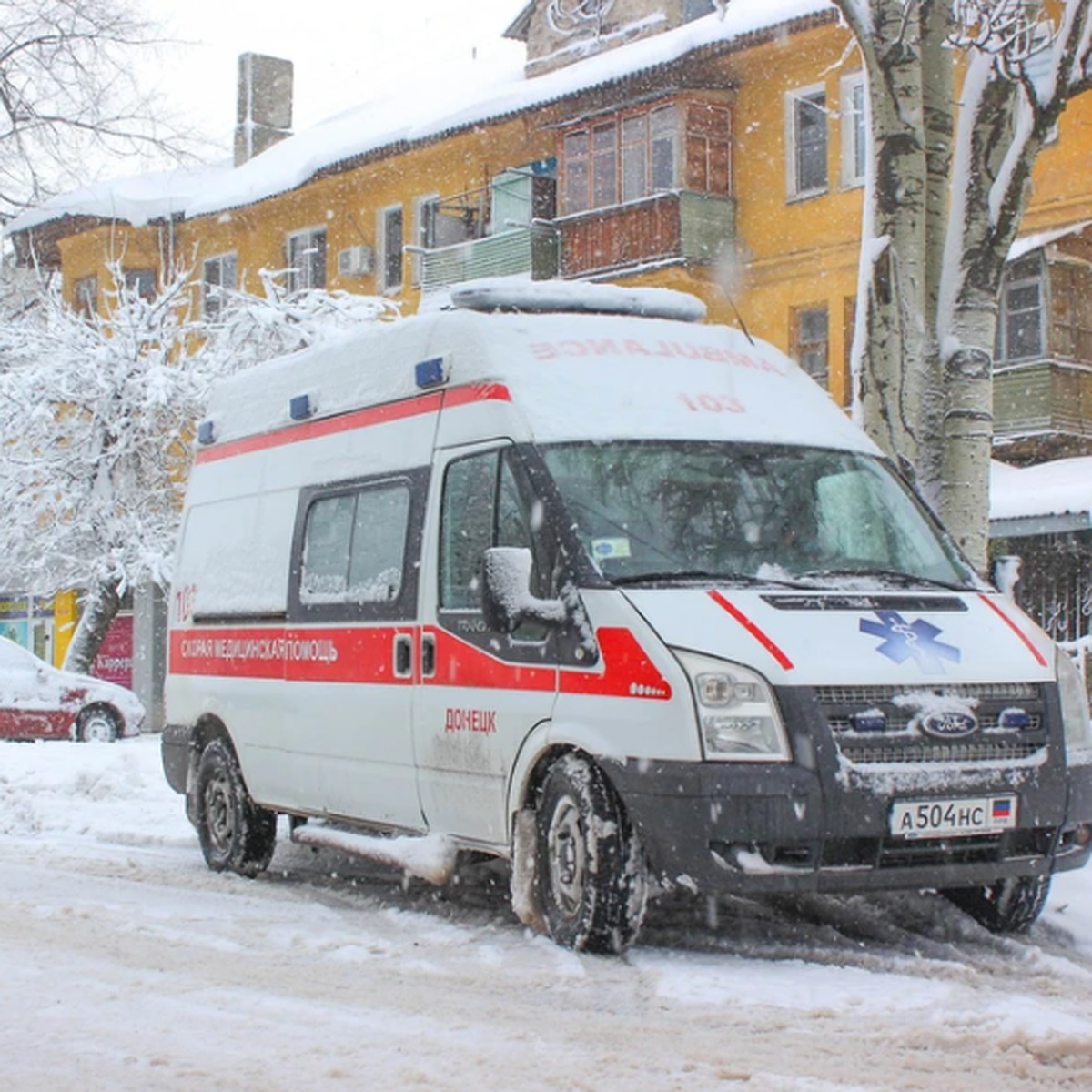 В Донецке столкнулись машина скорой помощи и автобус - KP.RU