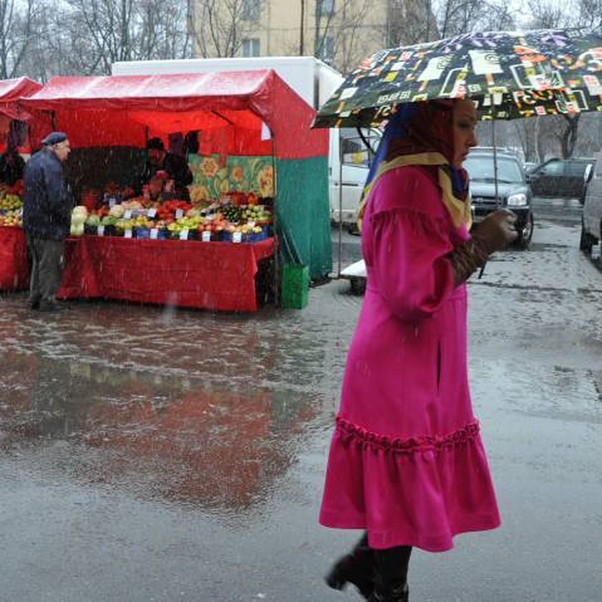 Веник ставить метелкой вверх, елку у дома не сажать, под торговой палаткой  не ходить»: в какие приметы мы верим - KP.RU