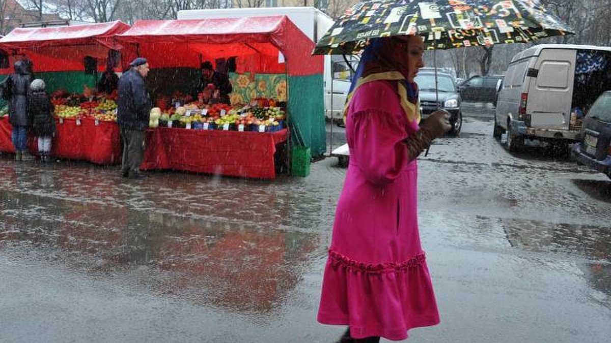 Веник ставить метелкой вверх, елку у дома не сажать, под торговой палаткой  не ходить»: в какие приметы мы верим - KP.RU