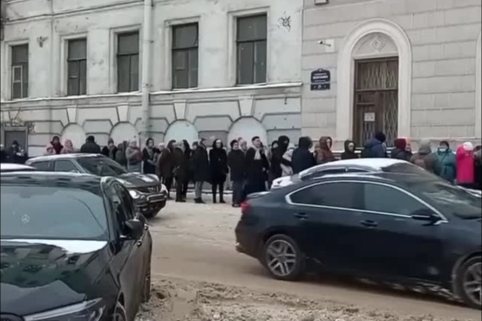 На выставку Дали смогли попасть не все. Очередь, сэр! Фото: "Мегаполис"