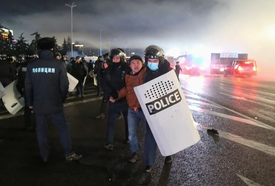 В Алма-Ате произошли столкновения протестующих с силовиками
