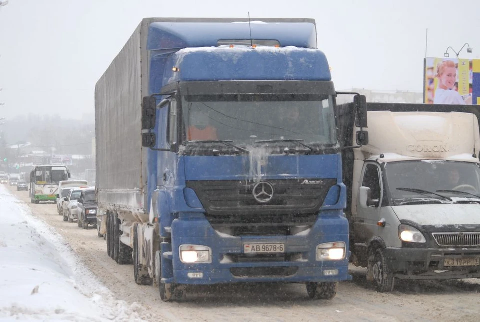 На Новомосковском и Щекинском шоссе Тулы расчистили снег: движение транспорта восстановлено