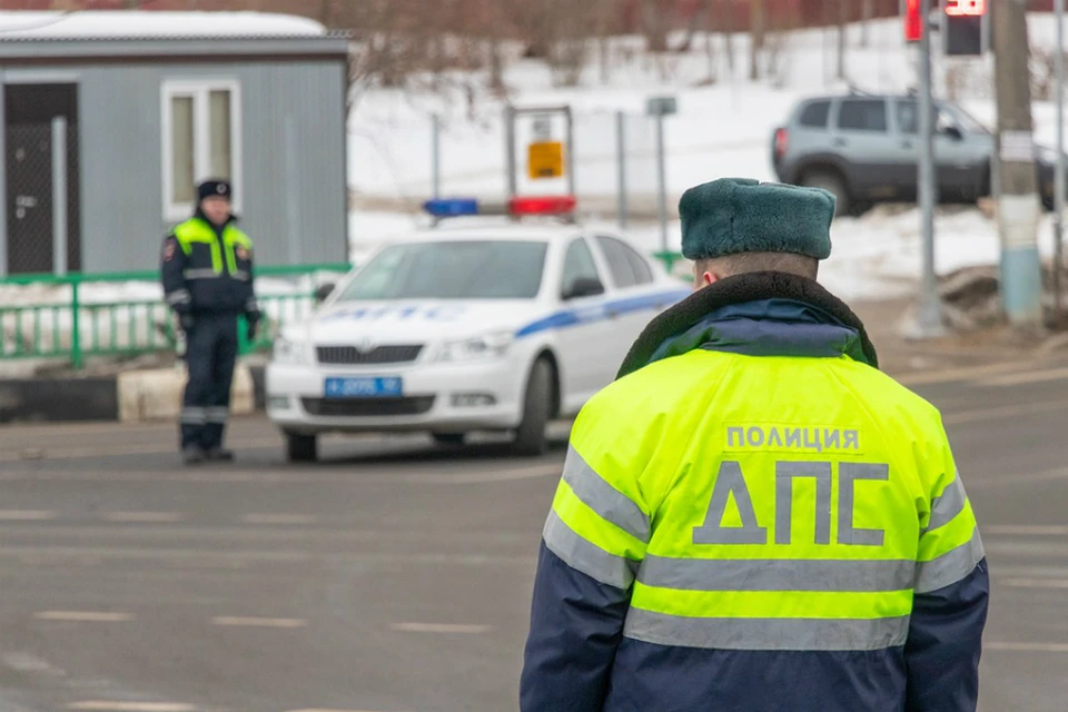 В Ростове машина врезалась в дерево