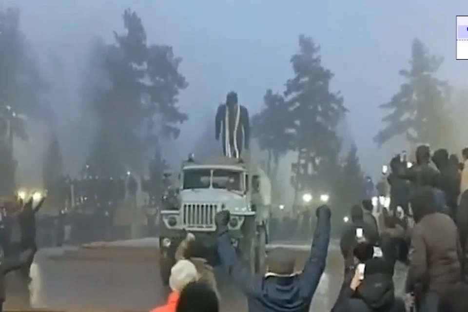 Видео сноса памятника Назарбаеву в казахском Талдыкоргане появилось в сети Фото: кадр из видео