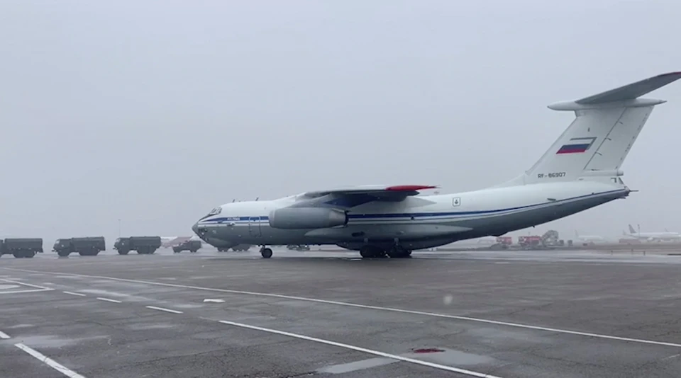 Самолет военно-транспортной авиации Минобороны РФ доставил россиян в Москву