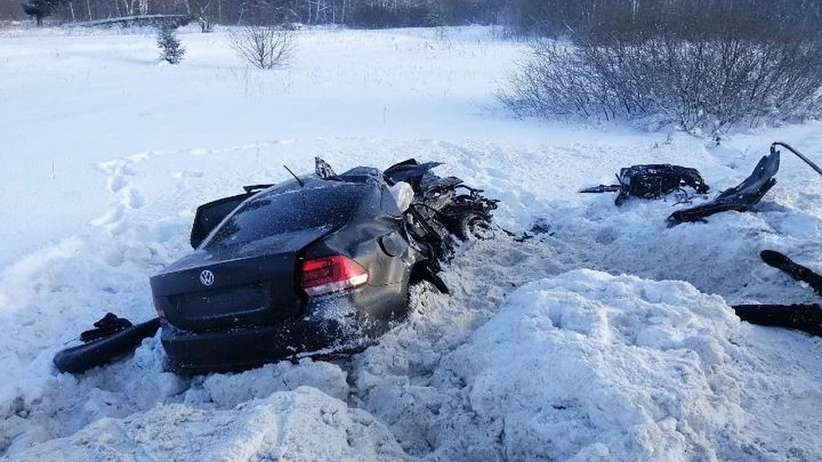 Три человека погибли при столкновении фуры и легковушки в Ивановской  области - KP.RU