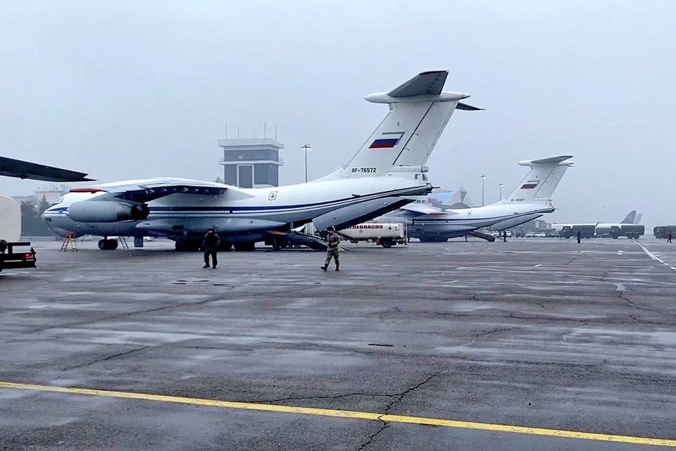 Россиян, не сумевших улететь из Казахстана из-за волнений, отправят домой военными самолетами.