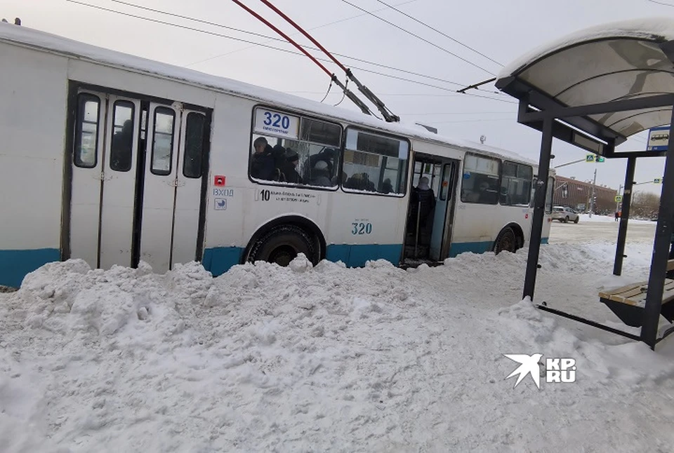 Из-за снежной колеи подойти к транспорту сложно