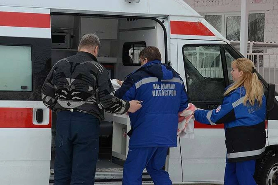 Пассажира передали медикам.