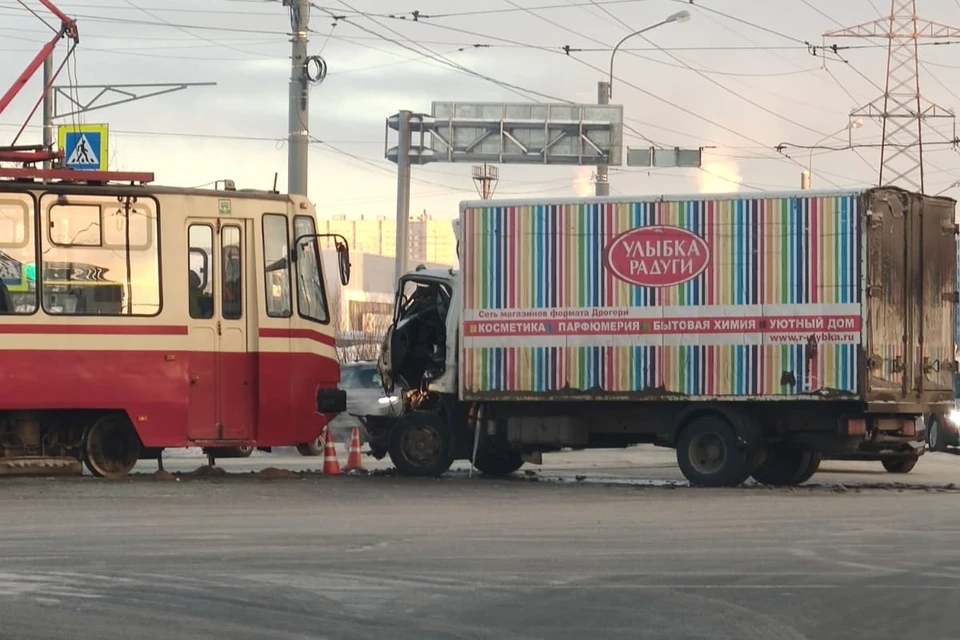 Трамвай столкнулся с грузовиком в Приморском районе. Фото: vk.com/spb_today