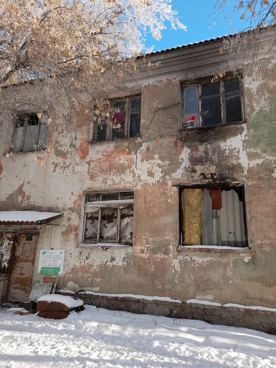 На облупленном фасаде красуется новенькая вывеска с нацпроектами... Фото: Ольга Герасимова.