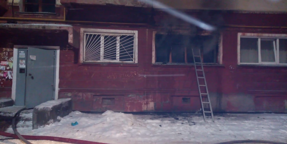 Загорелась коммуналка на первом этаже. Фото: ГУ МЧС по Челябинской области