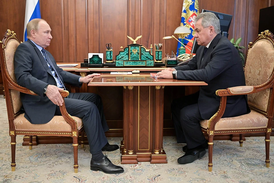 Президент России провел в Кремле рабочую встречу с министром обороны Сергеем Шуйгу.  Фото: Минобороны РФ/ПУЛ/ТАСС
