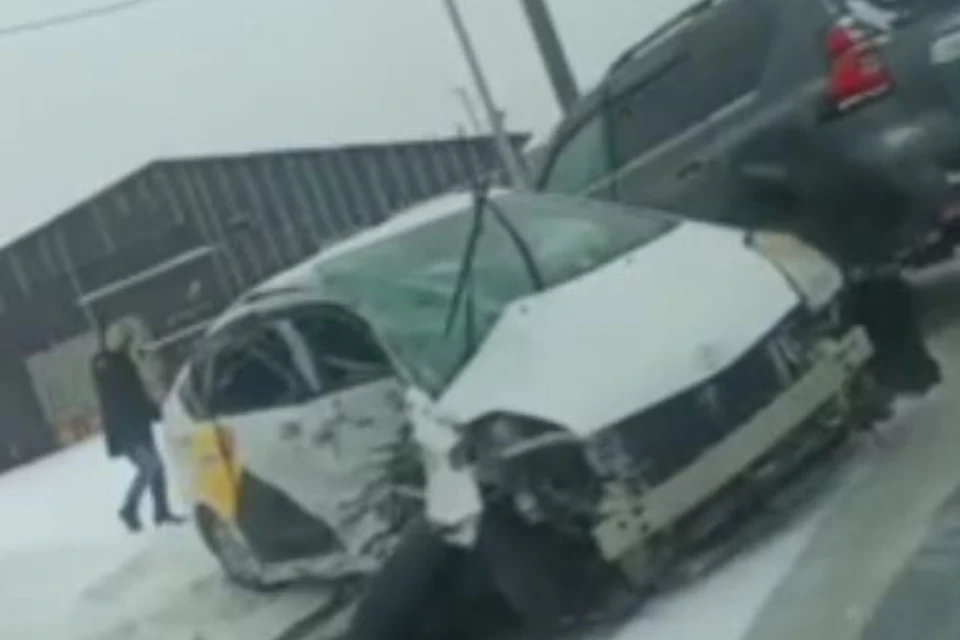 Таксист погиб за рулем авто в Хабаровске и спровоцировал массовое ДТП
