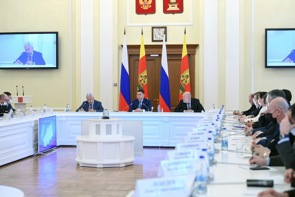 Обсуждение законопроекта проходило в большом зале областного правительства.